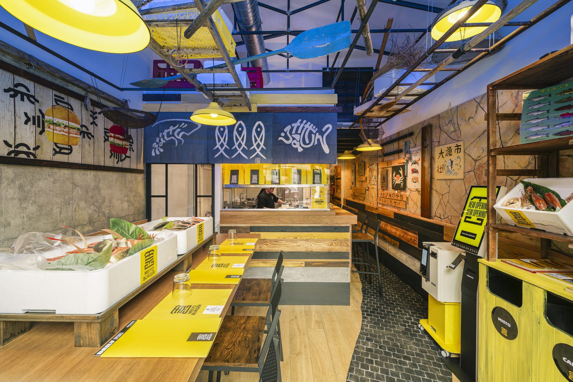 Interno MeiYo Burger con pale dipinte a mano e banchi di pesce